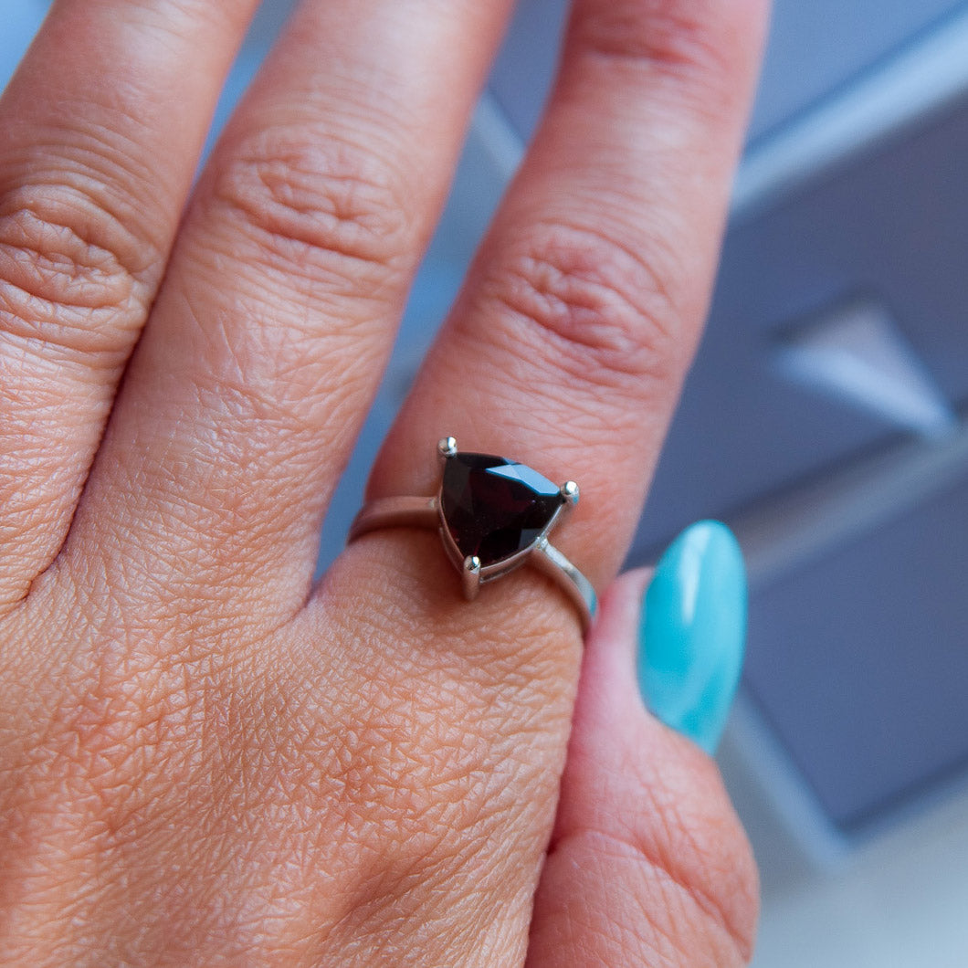 טבעת כסף "לילי" עם אבן גרנט