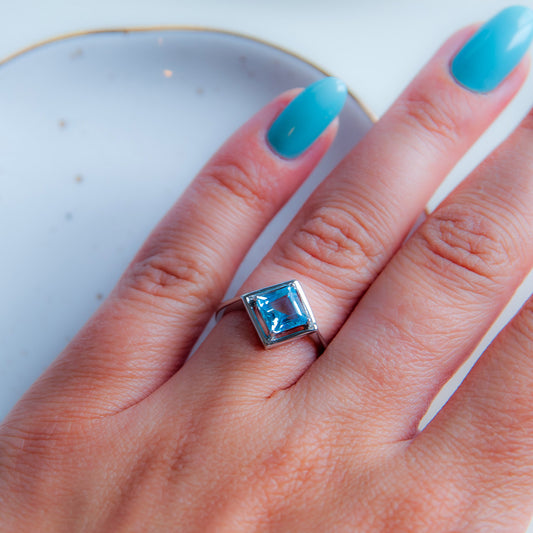 טבעת כסף אליסון עם אבן בלו טופז