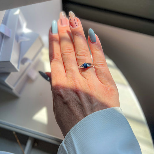 טבעת כסף טהור "ג'יין" עם אבן ספיר