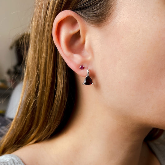 עגילי כסף "לילי" עם אבני גרנט