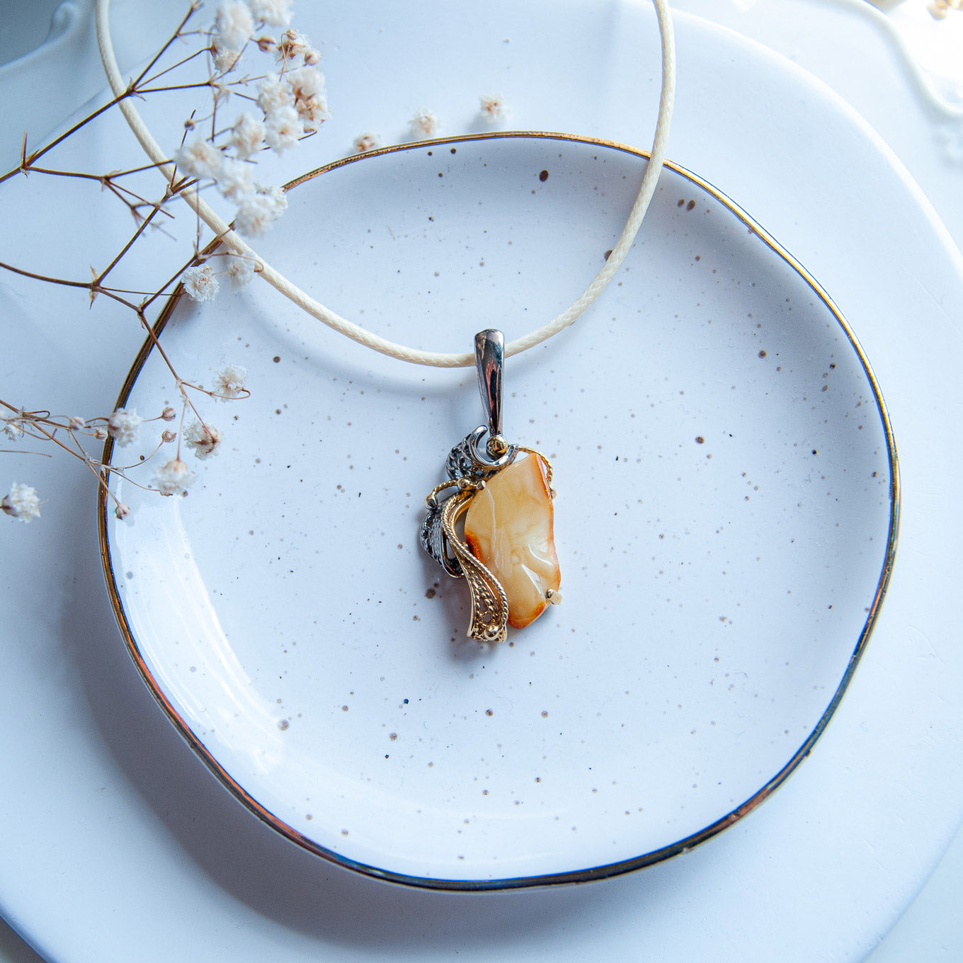 תליון כסף "מגי" עם ענבר צהוב בעבודת יד