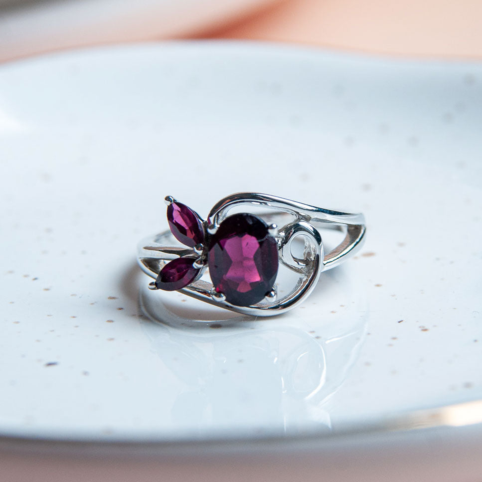 טבעת כסף "לינדה" עם אבני גרנט