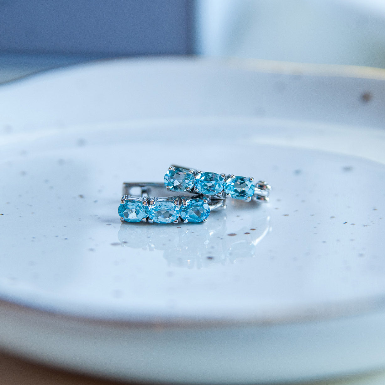 עגילי כסף "אוליב" עם אבני בלו טופז