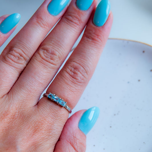 טבעת כסף "אוליב" עם אבני בלו טופז