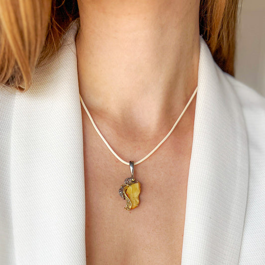 תליון כסף "מגי" עם ענבר צהוב בעבודת יד