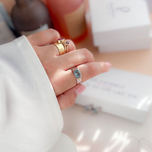 טבעת כסף "מונה" עם אבן בלו טופז