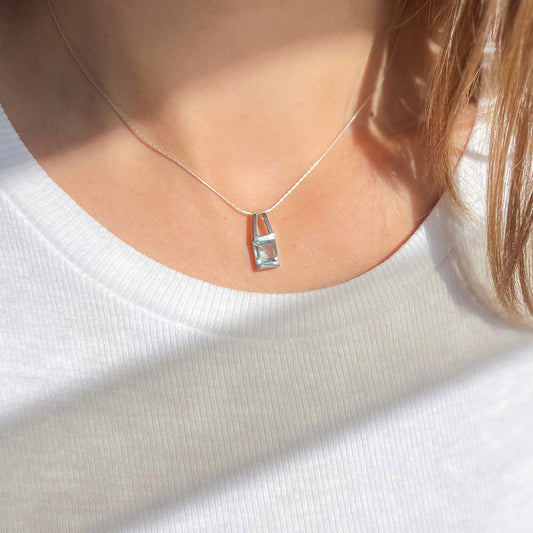 תליון כסף "מונה" עם אבן בלו טופז