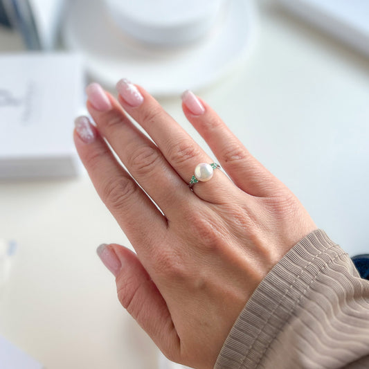 טבעת כסף "פיונה" עם פנינה ואמרלד