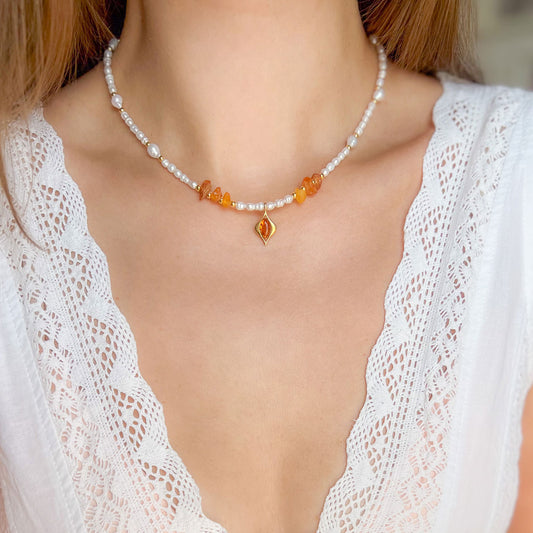 שרשרת פנינים עדינה עם תליון ענבר