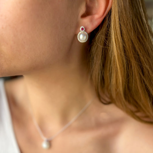 עגילי כסף "לירי" פנינה עם רובי