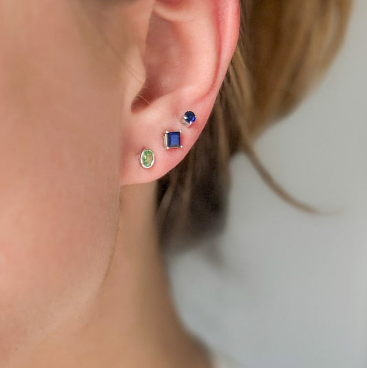 עגילי כסף טסיל עם אבן גרנט ירוק