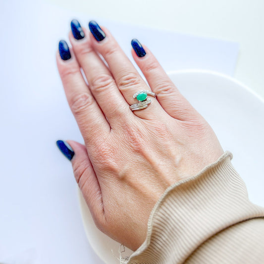 טבעת כסף "קטי" עם אבן אמרלד