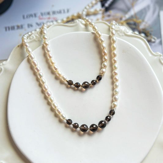 SHARON שרשרת פנינים עם אבני סמוקי קוורץ