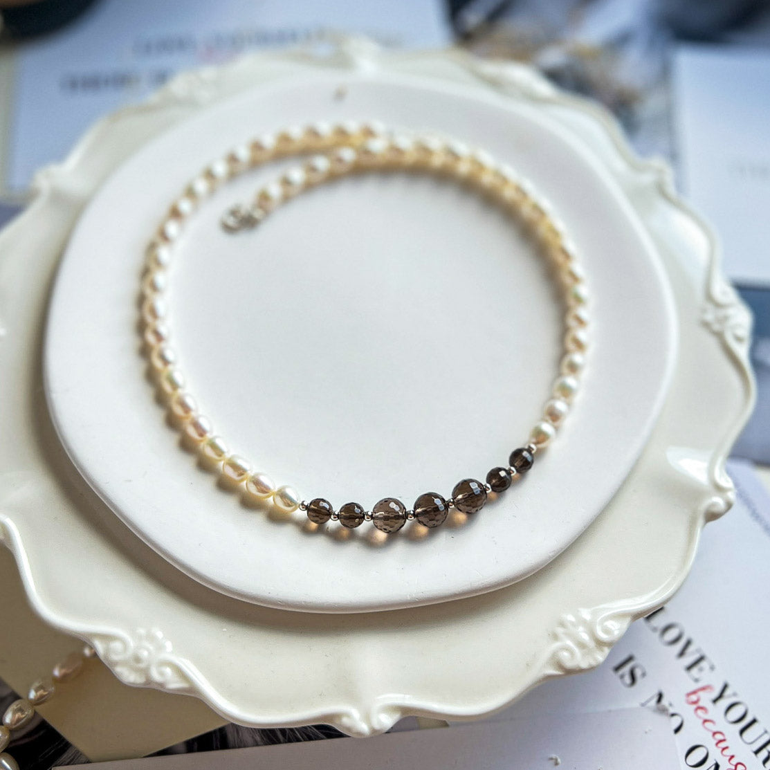 SHARON שרשרת פנינים עם אבני סמוקי קוורץ