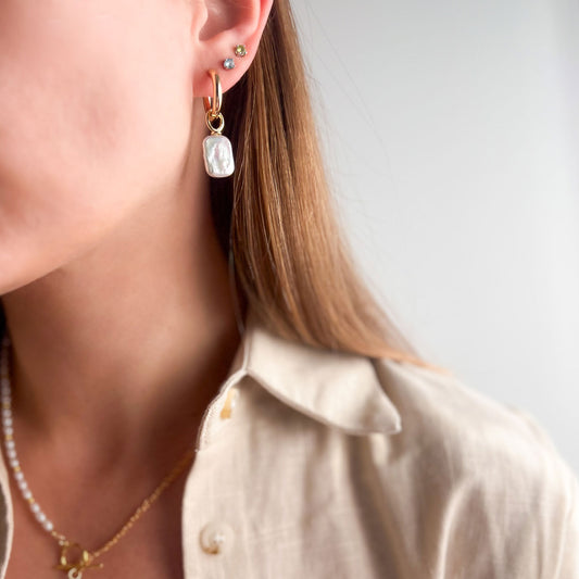 GOLD עגילי חישוק ג'יפסי עם פנינה מרובעת