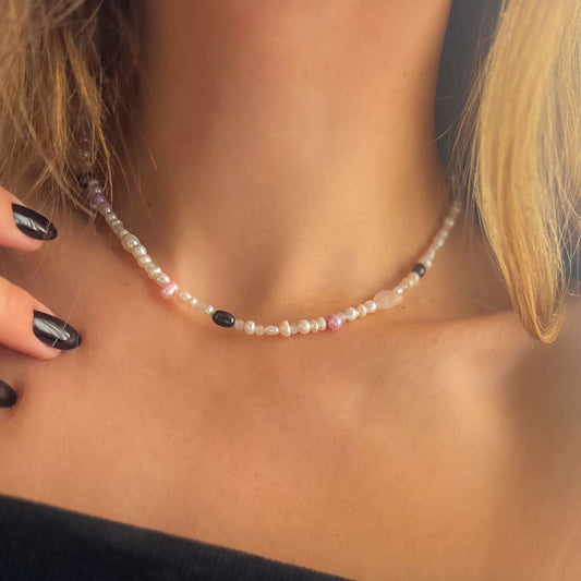 ARI שרשרת פנינים עם לב רוז קוורץ