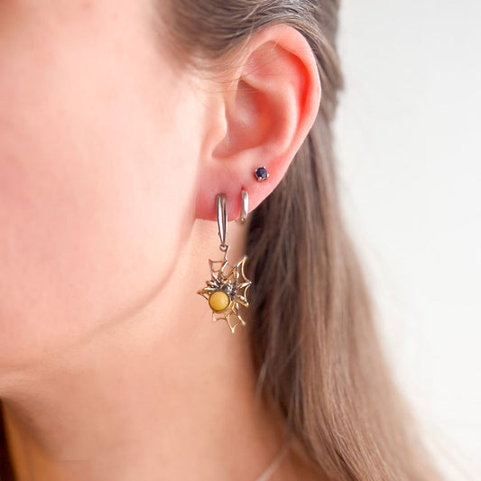 עגילי כסף עם ענבר צהוב חלבי "ספיידי" בעבודת יד