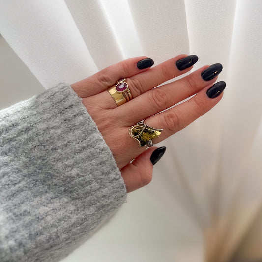 טבעת כסף נרקיס עם ענבר ירוק בעבודת יד