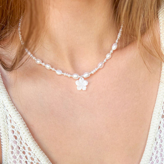 שרשרת פנינים עדינה עם תליון פרח דובדבן מצדף