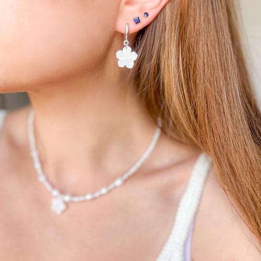 עגילי כסף 925 עם תליון פרח דובדבן מצדף