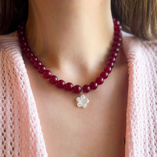 שרשרת ליה בורדו מאבני ג'ייד עם תליון צדף