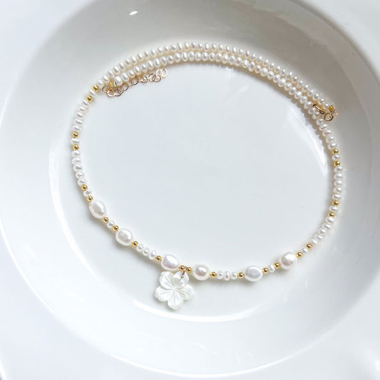 G שרשרת פנינים עדינה עם תליון פרח דובדבן מצדף