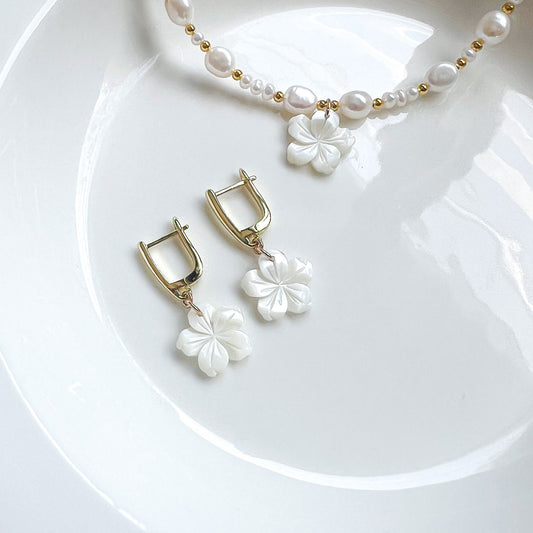 עגילים עם תליון פרח דובדבן מצדף