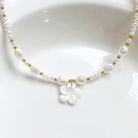 G שרשרת פנינים עדינה עם תליון פרח דובדבן מצדף