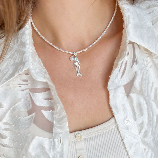 שרשרת פנינים עם תליון דג ופנינה בכסף