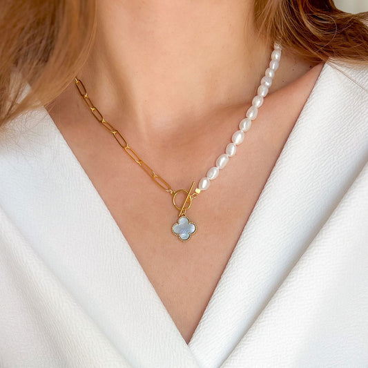 שרשרת חצי-חצי "נטע" גולד עם פנינים ותליון תלתן