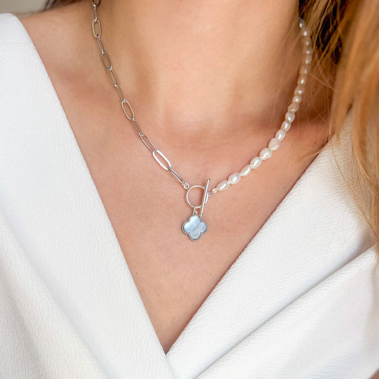 שרשרת חצי-חצי "נטע" מכסף עם פנינים ותליון תלתן