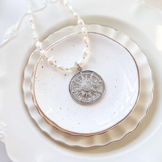 שרשרת פנינים לונה עם תליון כסף שמש