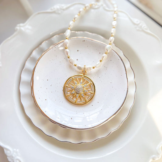 שרשרת פנינים לונה עם תליון גולד שמש