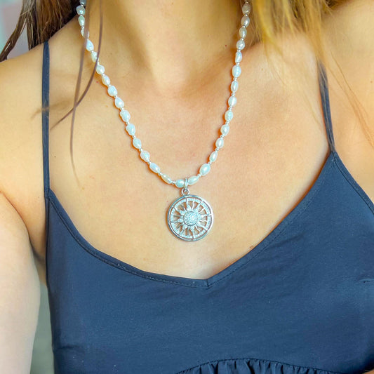 שרשרת פנינים לונה עם תליון כסף שמש