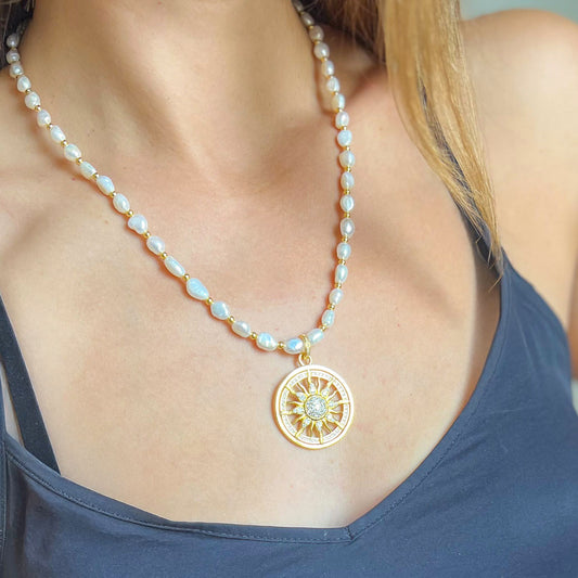 שרשרת פנינים לונה עם תליון גולד שמש