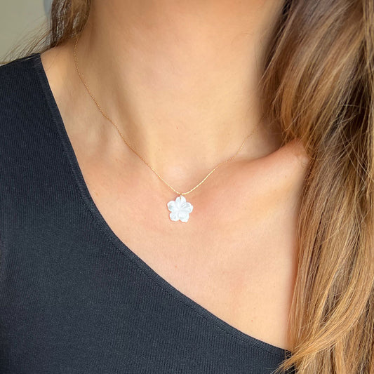 שרשרת נחש עדינה מגולדפילד עם תליון פרח דובדבן מצדף