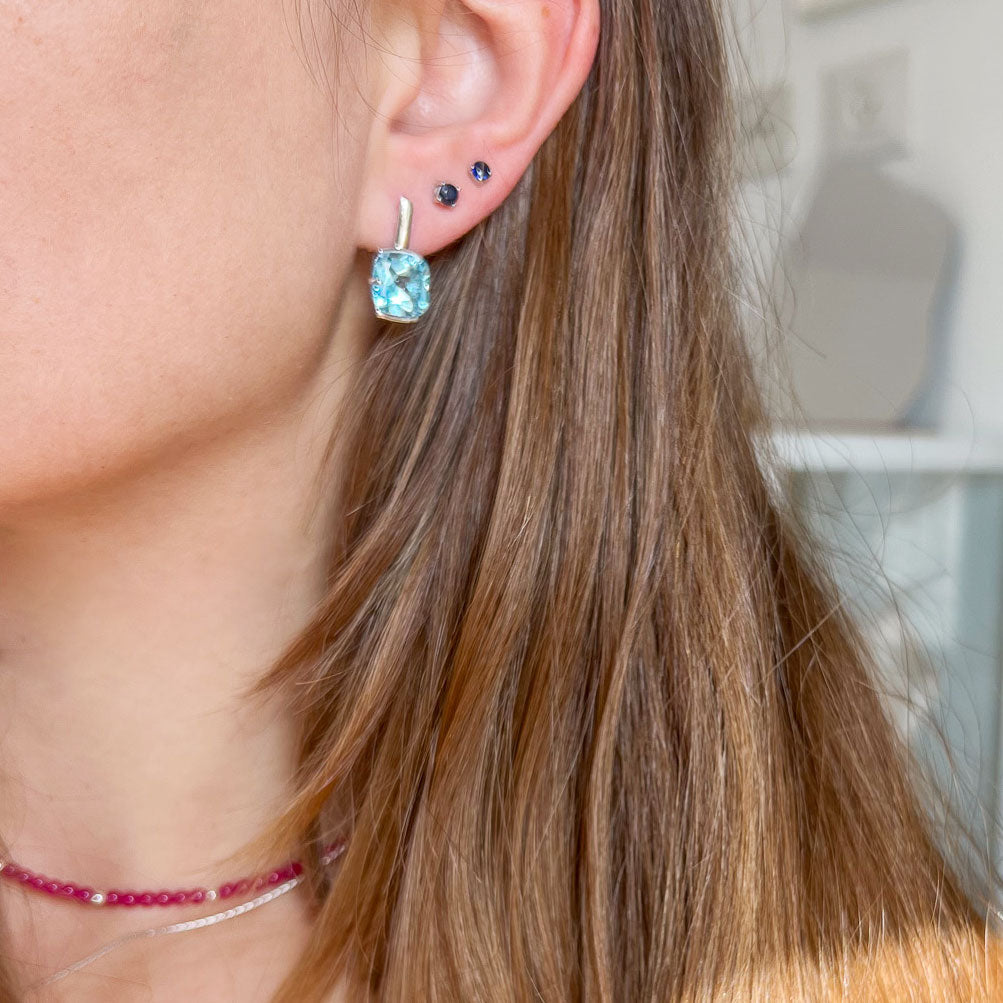 עגילי כסף "מגי" עם אבני בלו טופז