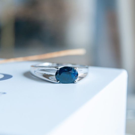 טבעת כסף טהור "ג'ני" עם אבן ספיר