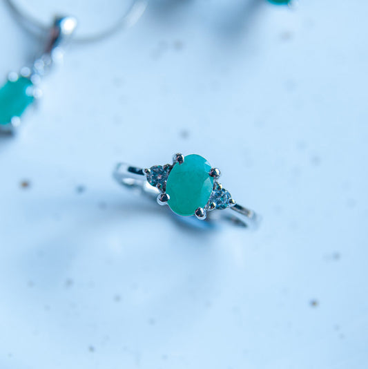 טבעת כסף "אסיה" עם אבן אמרלד