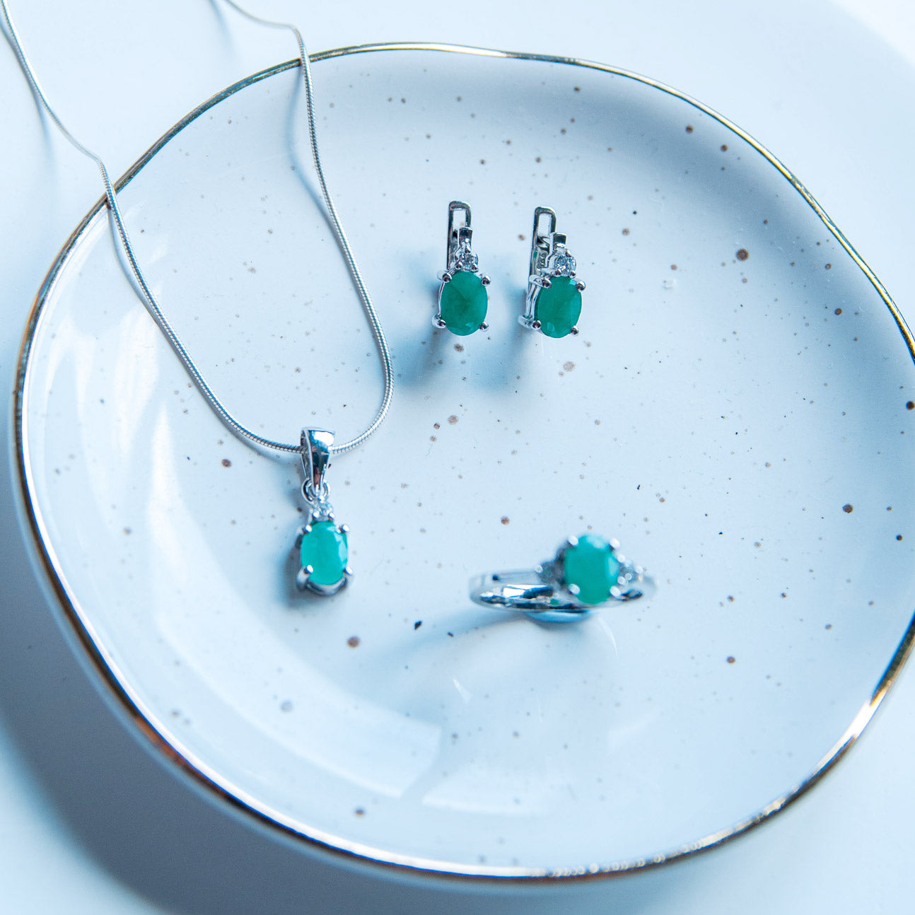 טבעת כסף "אסיה" עם אבן אמרלד