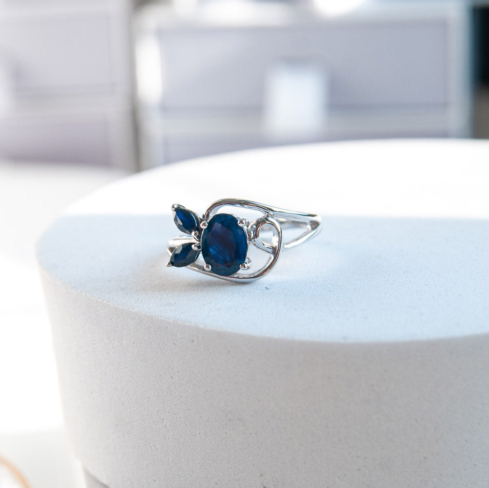 טבעת כסף "לינדה" עם אבני ספיר