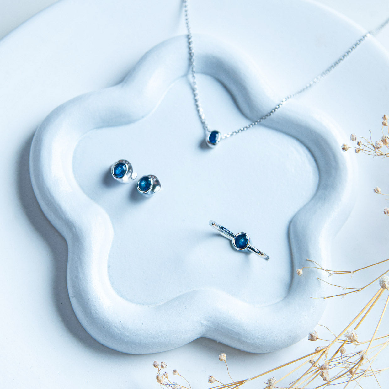 טבעת כסף טסיל עם אבן ספיר