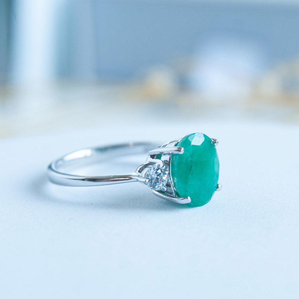 טבעת כסף "שי" עם אבן אמרלד טבעית