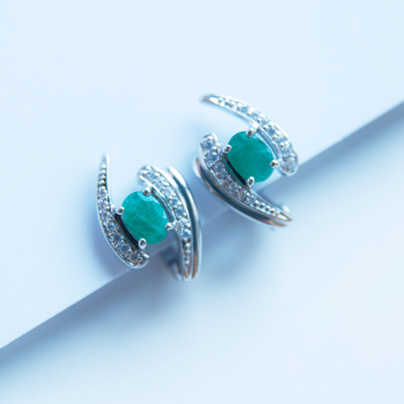 עגילי כסף "קטי" עם אבני אמרלד