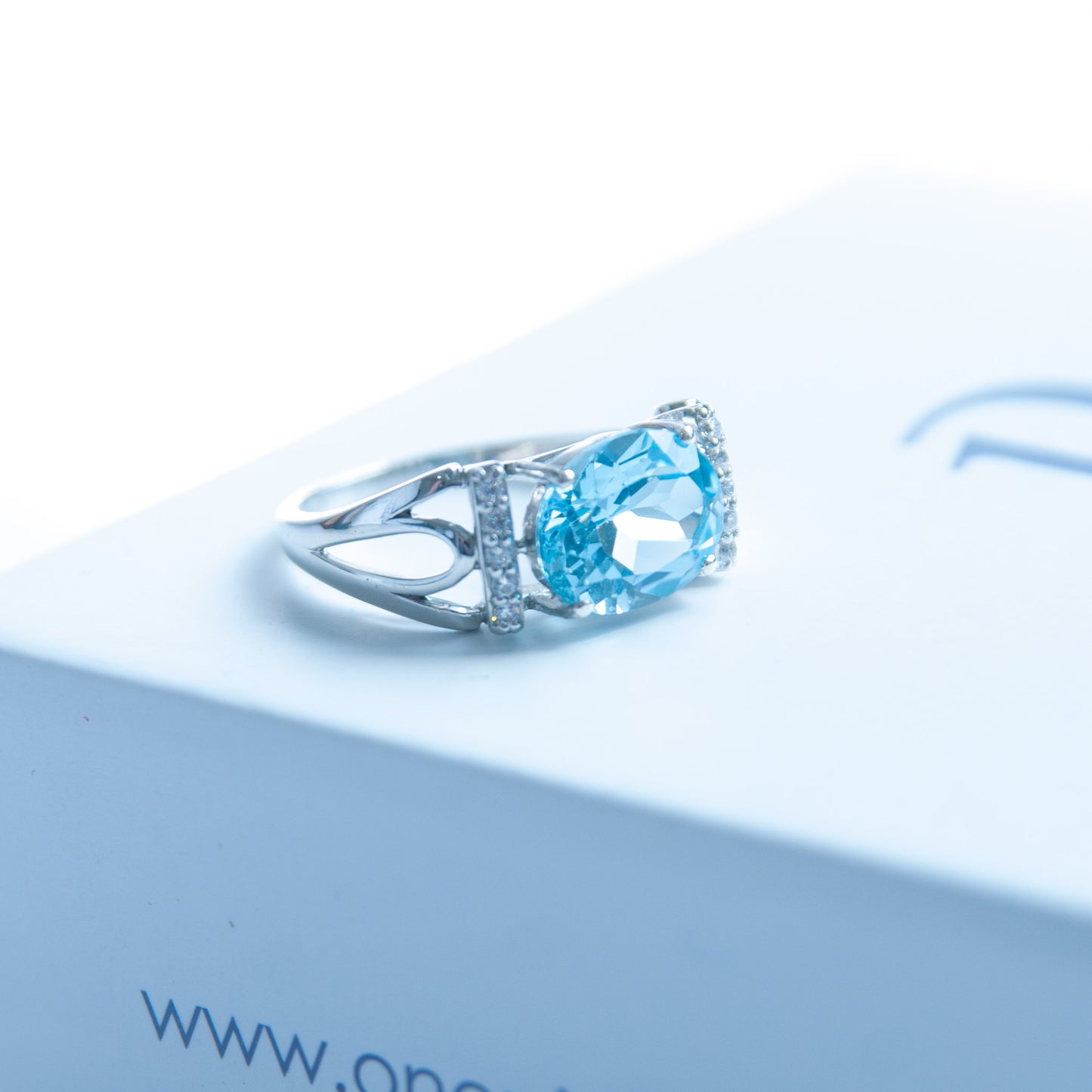 טבעת כסף "ארבל" עם אבן בלו טופז