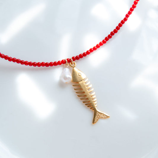 שרשרת אבני קורל עם תליון דג ופנינה בגולדפילד