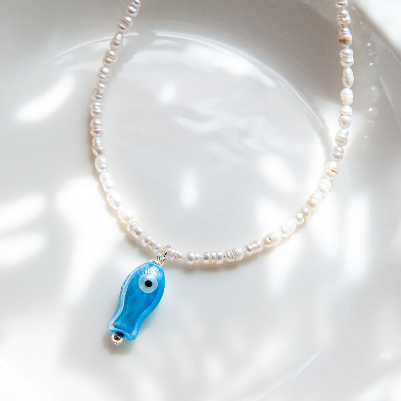 שרשרת פנינים אן עם תליון דג