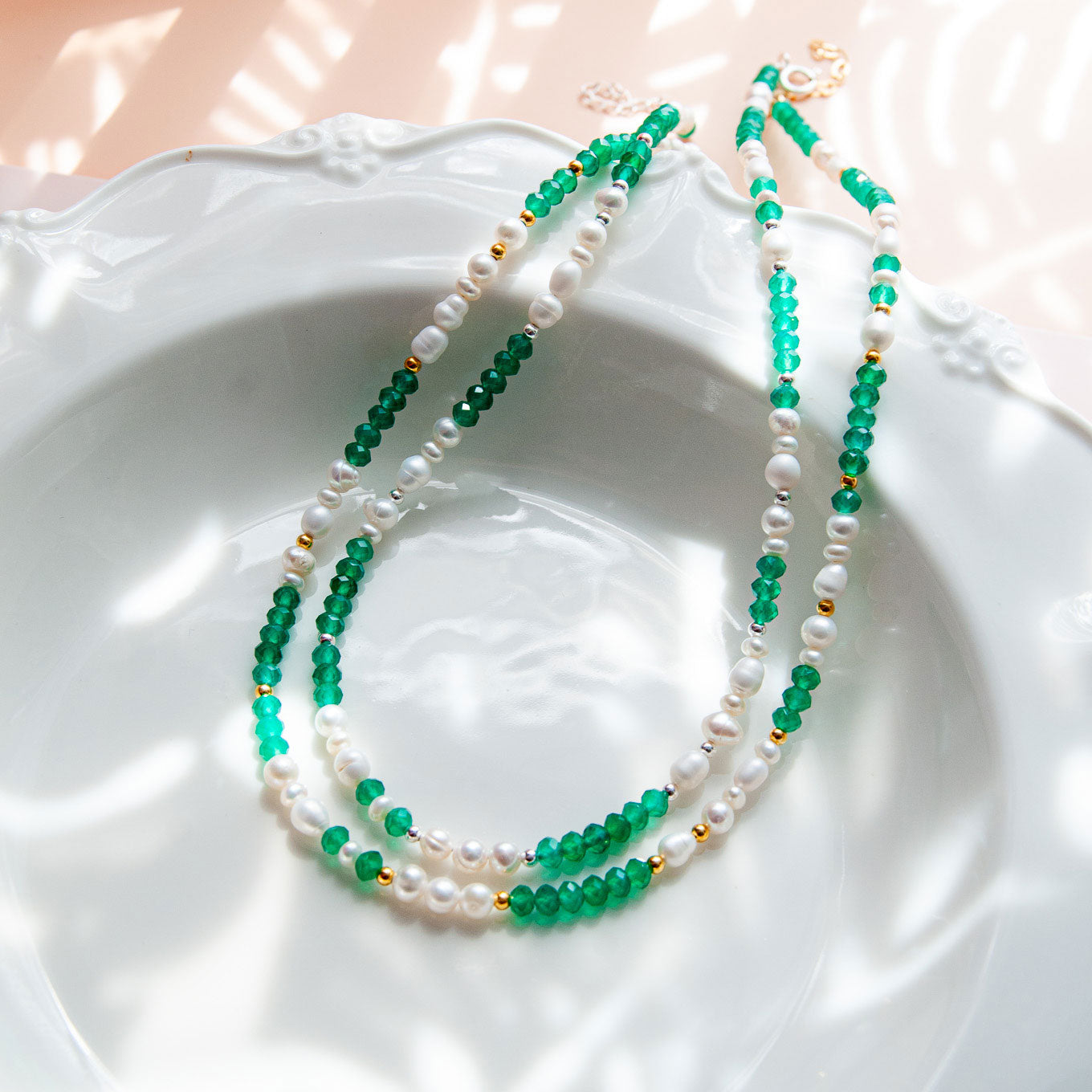 שרשרת פנינים בשילוב אבני אגת ירוקות