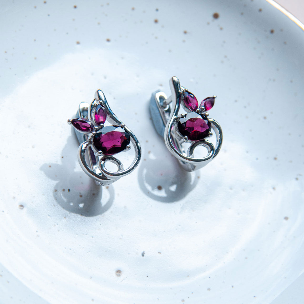 עגילי כסף "לינדה" עם אבני גרנט