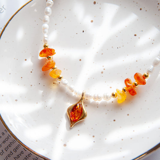 שרשרת פנינים עדינה עם תליון ענבר